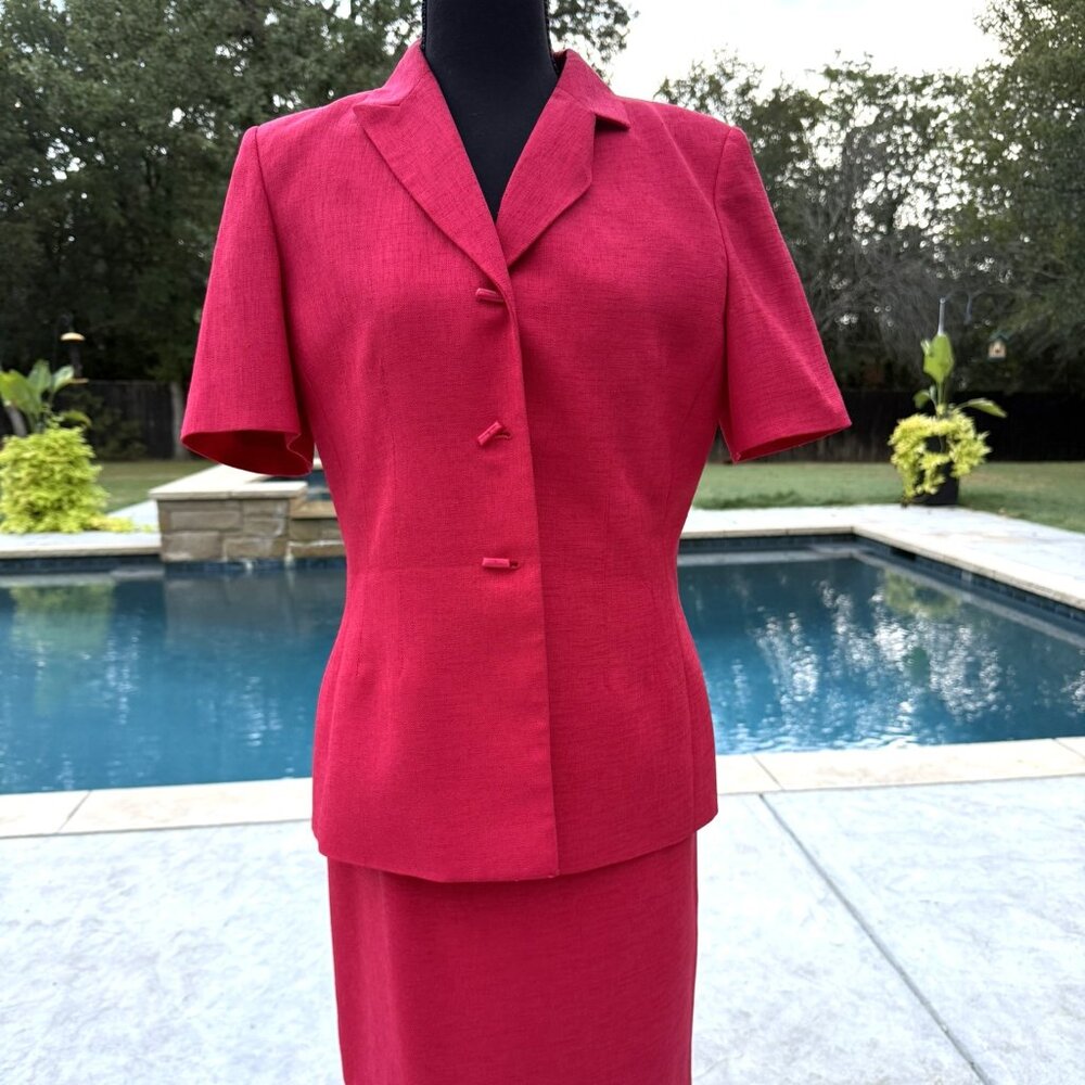 Kasper 2-piece Skirt Suit Set with Short Sleeves. Both are fully lined. - Size 8
